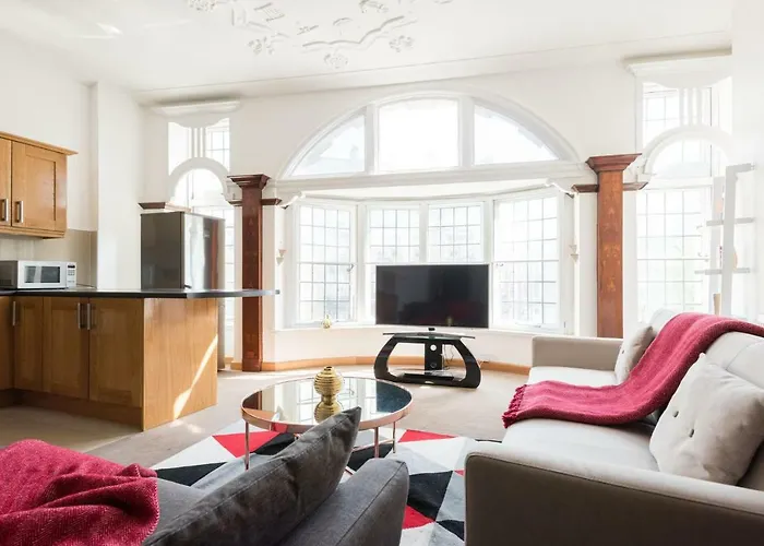 The College Green Loft - Historic Light-Flooded 3Bdr Home